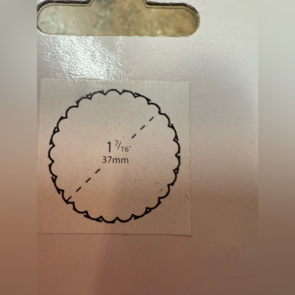 Scalloped punch for crafts and scrapbooking. In original package - Picture 2 of 6